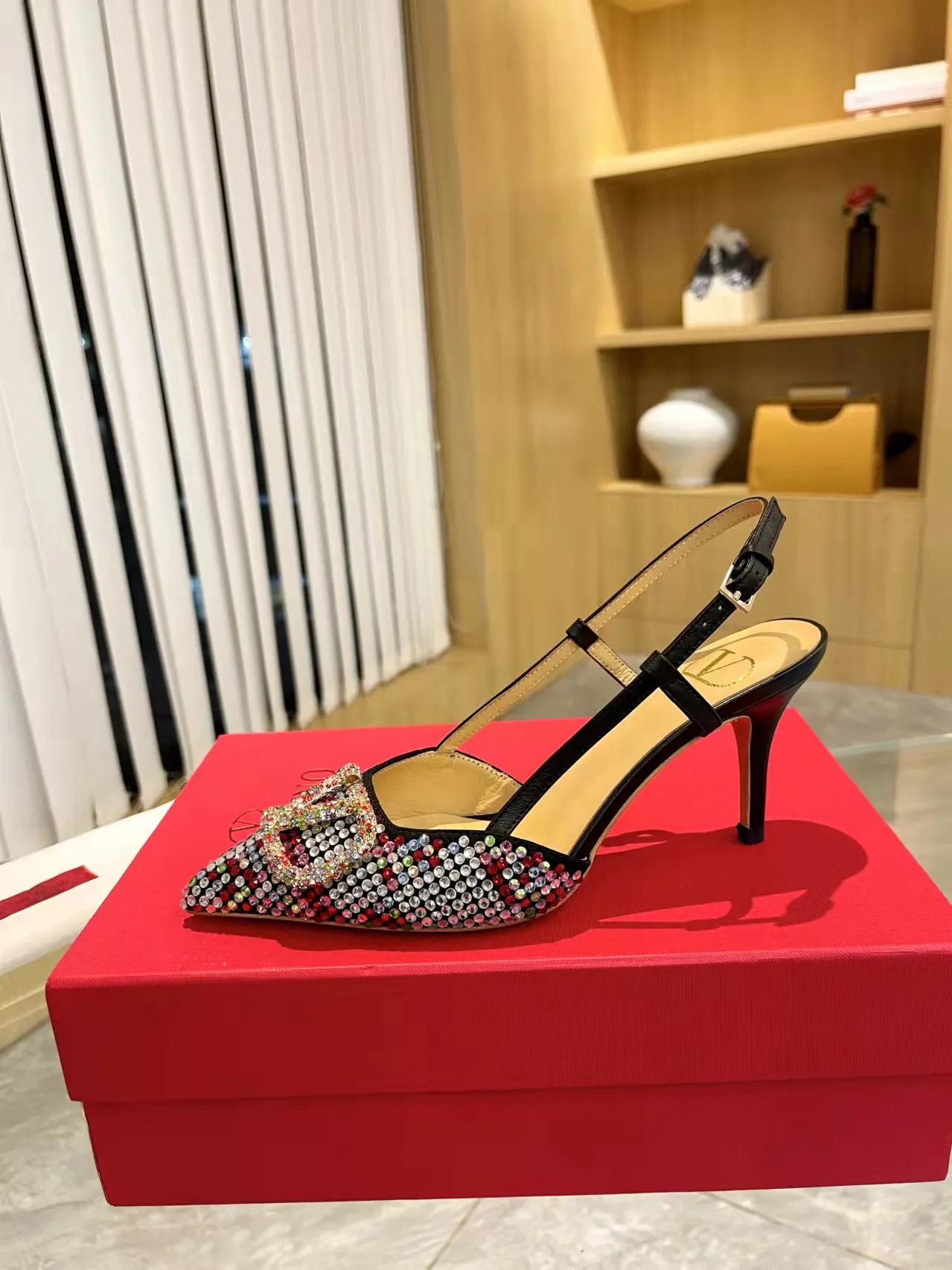 👟👟Ex-factory price 440👟👟 Genuine leather sole + 40 Kloesch diamond buckle Valentino.Valentino big v buckle single shoes ㊙️Latest series of counter genuine version with perfect details. Authentic products are made one to one. All details are consistent with genuine ones. The upper foot is very pedicure type. The key point is that it is very good and easy to control. It does not wear the feet and does not tire the feet. It is a walking artifact. The last shape is completely compared to the counter. The details are perfect. It is impossible to make such an exquisite product without the original version. Exclusive molded brass color. The highest version on the market. Fabric: imported sheepskin, lining and foot pads are all sheepskin. Color: 13 colors available. Sizes (34 to 42). Customized size 34 and 42. Non-returnable and non-exchangeable. Heel height: 7CM. Rubber sole. Genuine leather sole +40